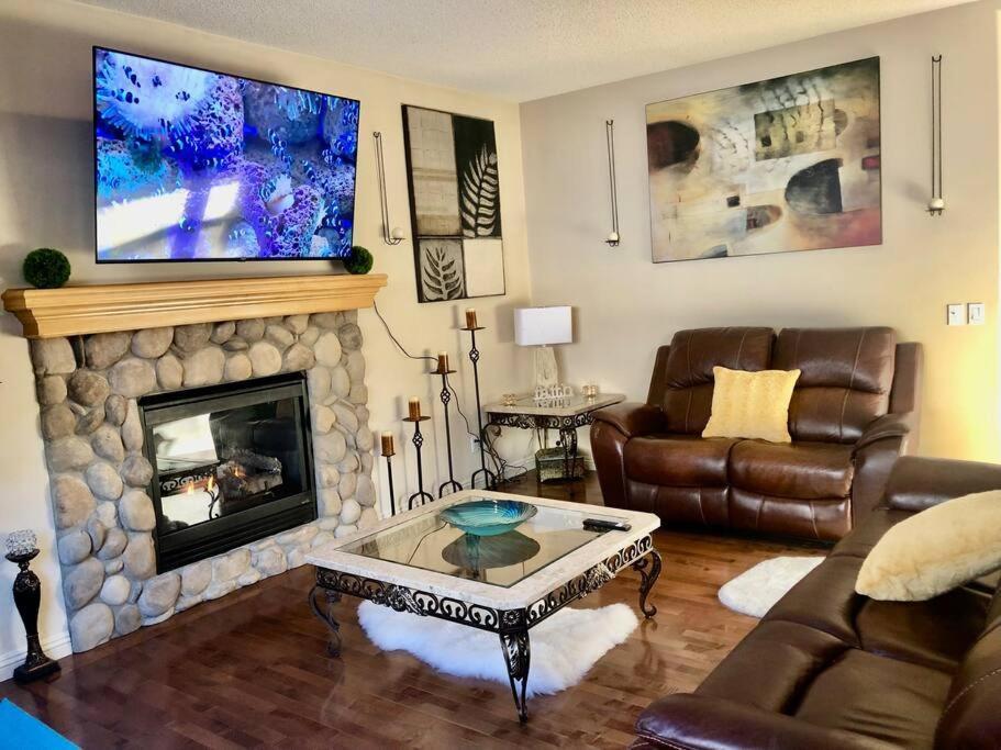 Вілла 2500 Sq House In Springbank Hill Bl 261818 Калґарі Екстер'єр фото