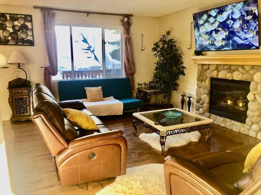 Вілла 2500 Sq House In Springbank Hill Bl 261818 Калґарі Екстер'єр фото