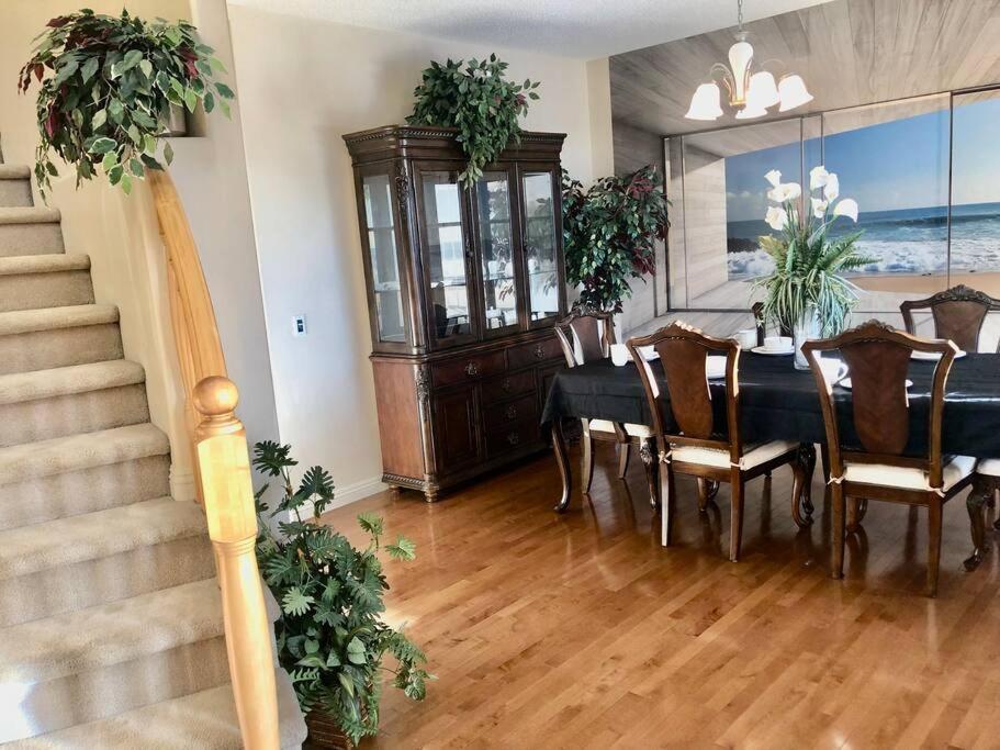 Вілла 2500 Sq House In Springbank Hill Bl 261818 Калґарі Екстер'єр фото
