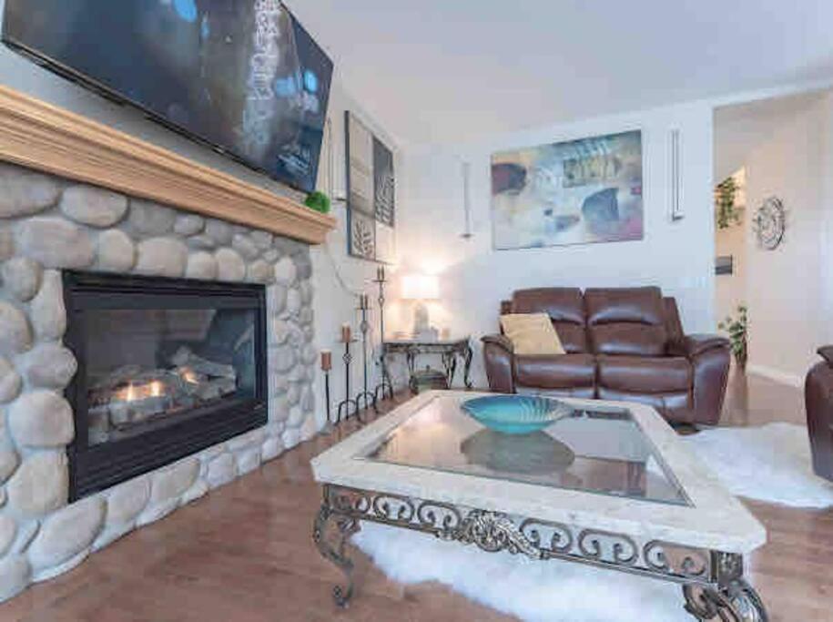 Вілла 2500 Sq House In Springbank Hill Bl 261818 Калґарі Екстер'єр фото