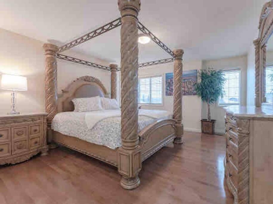 Вілла 2500 Sq House In Springbank Hill Bl 261818 Калґарі Екстер'єр фото