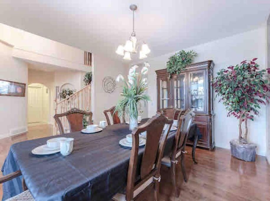 Вілла 2500 Sq House In Springbank Hill Bl 261818 Калґарі Екстер'єр фото