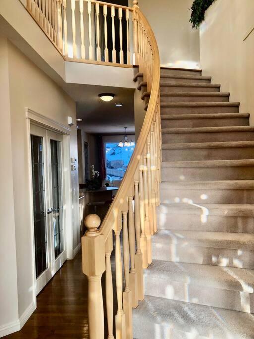 Вілла 2500 Sq House In Springbank Hill Bl 261818 Калґарі Екстер'єр фото